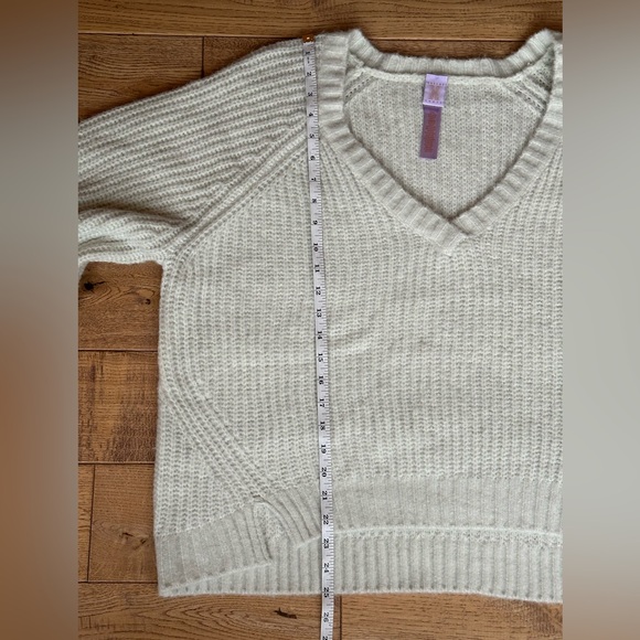 Savage x Fenty Fuzz Fit Knit Deep V-Neck Sweater Minty White size Large - Picture 14 of 14